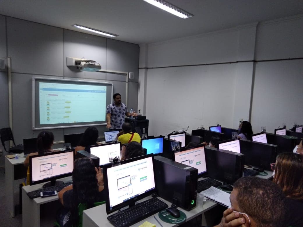 Instrutor Academic apresentando o sistema em laboratório